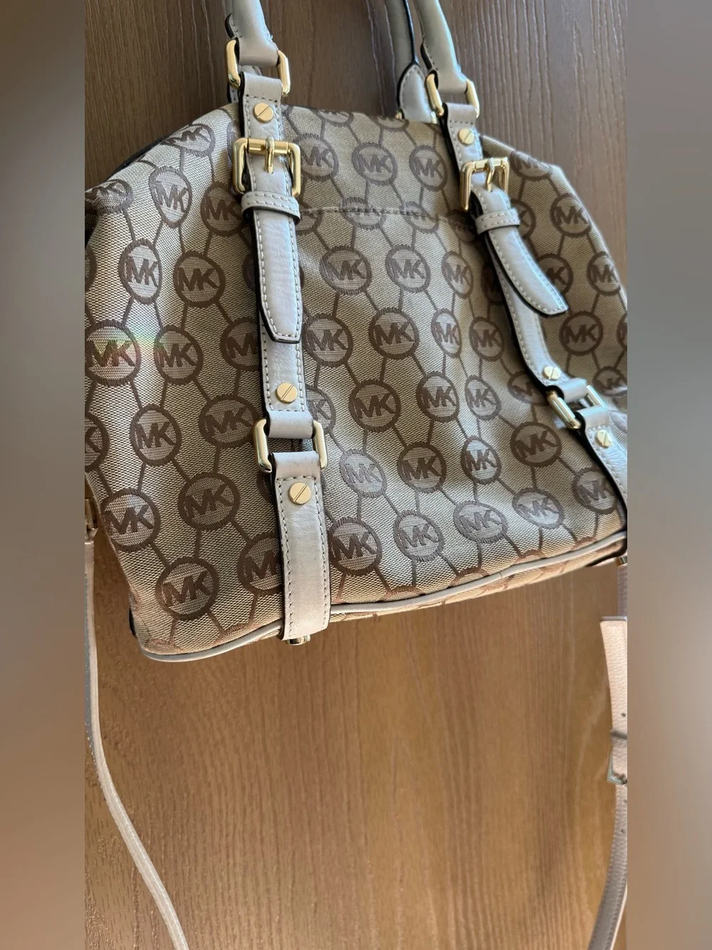 Michael Kors signature mk
